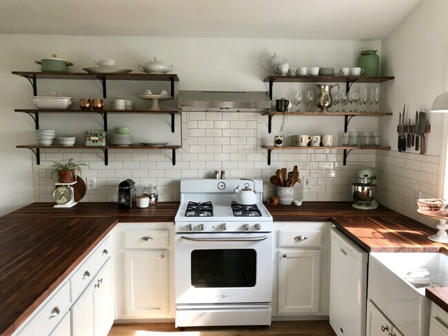 Cocina actualizada - LOFT HOUSE, 19121-B Camino Vista Rd