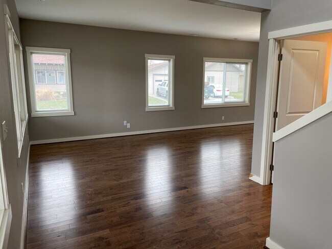 Building Photo - 490 Reserve Way