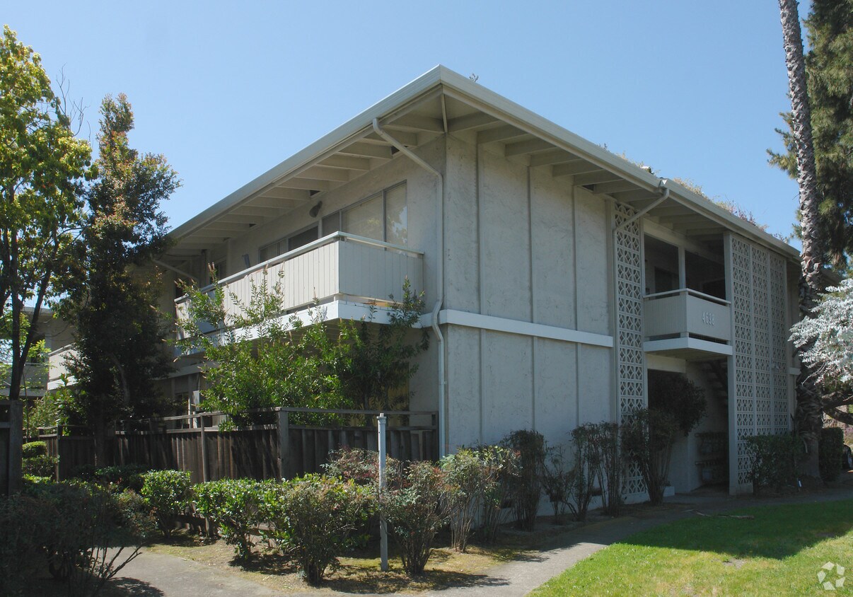 Foto del edificio - 4698 W Campbell Ave