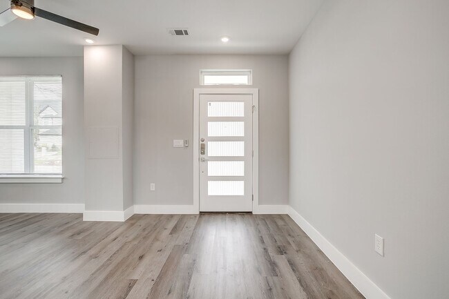 Building Photo - TCU 6 bedroom duplex