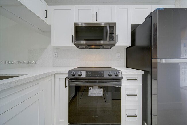 Building Photo - 9427 SW 140th Ct