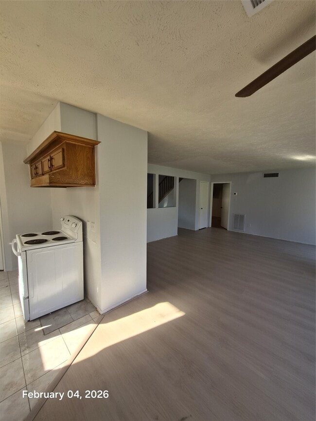 Building Photo - 2923 Edgewood Dr