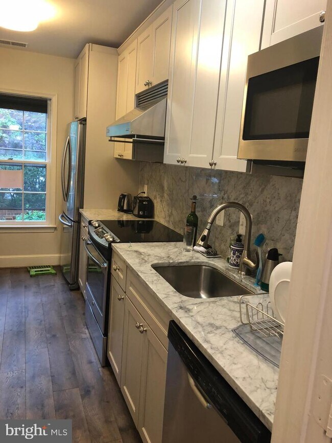 Foto del edificio - 3225 Sutton Pl NW