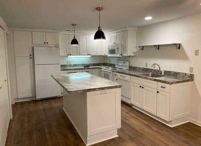 Foto del edificio - Lakefront property with 2 bedroom, and 1 bath.