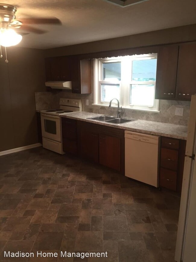 Building Photo - 4 br, 2 bath House - 130 Spring Street