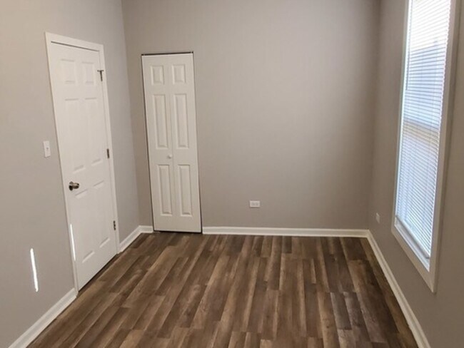 Foto del edificio - 4920 W Potomac Ave