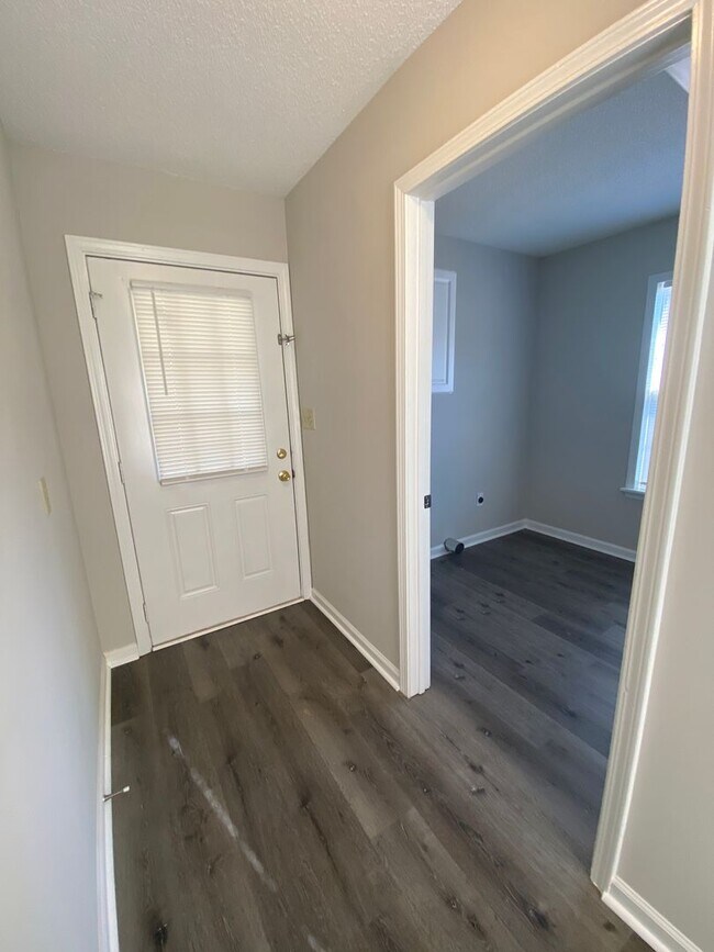 Building Photo - Beautiful 4 Bedroom, 2 Bath House Convenie...