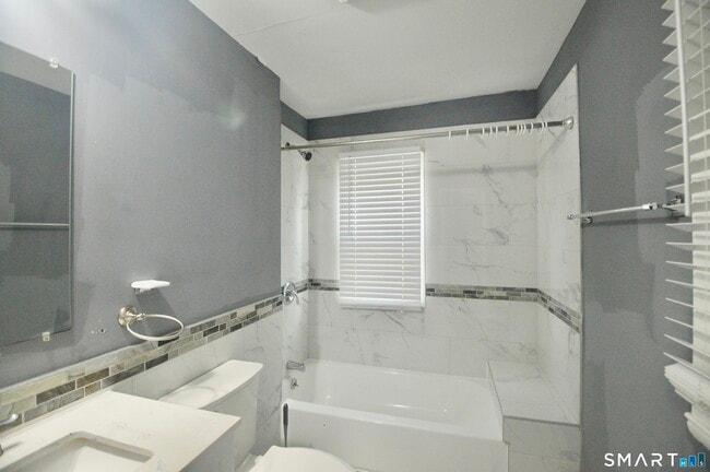 Building Photo - 807 Brewster St