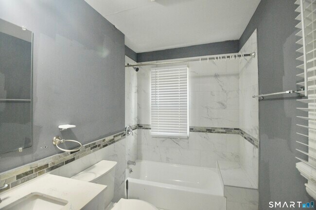 Foto del edificio - 807 Brewster St