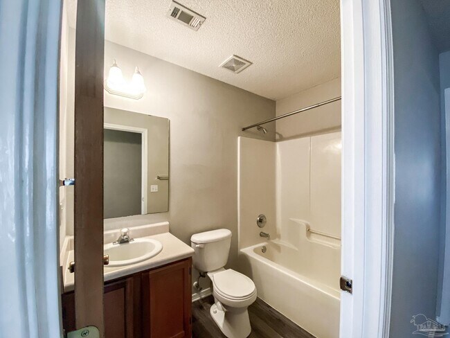 Building Photo - 504 Wood Crest Way