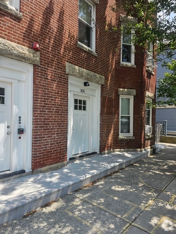 Building Photo - 305 Medford St