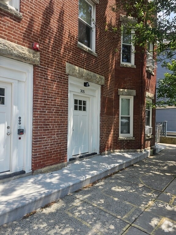 Building Photo - 305 Medford St