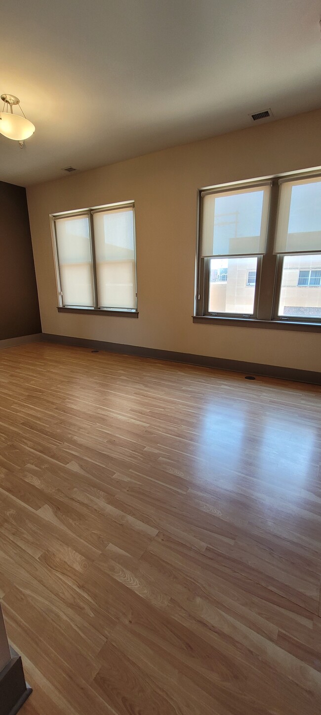 Foto del edificio - 537 W 2nd St