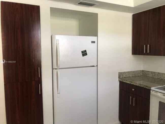 Foto del edificio - 1350 NE 119th St