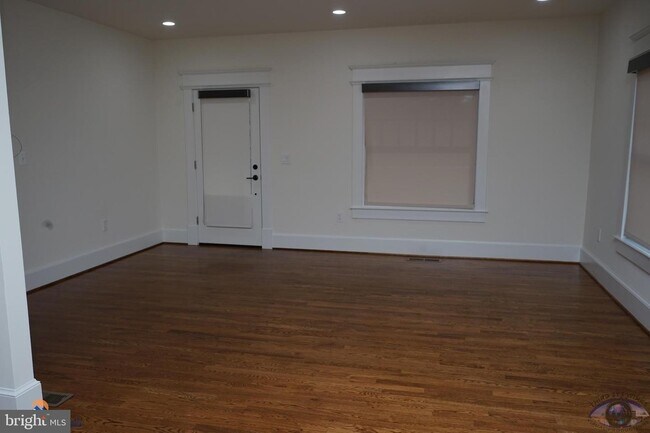 Foto del edificio - 6923 Maple St NW