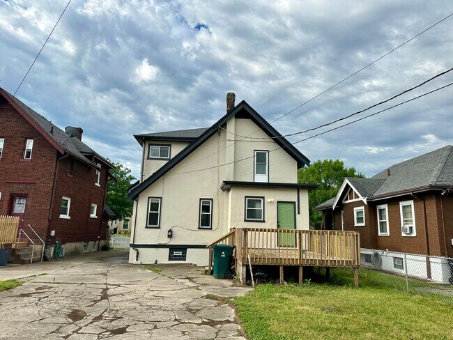 Building Photo - Bond Hill- Beautiful 3 bed 1.5 bath