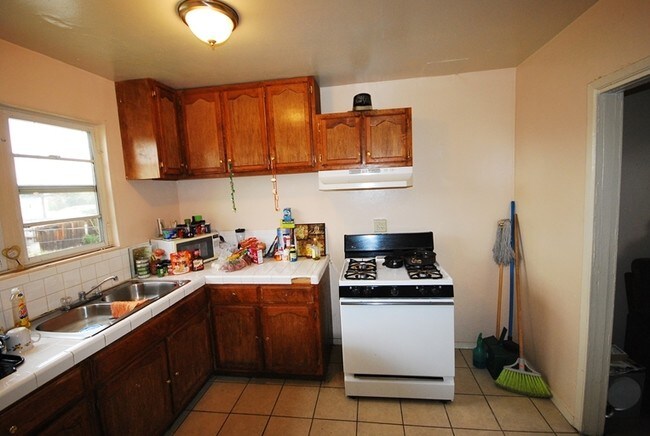 Interior Photo - 714 E 48th St