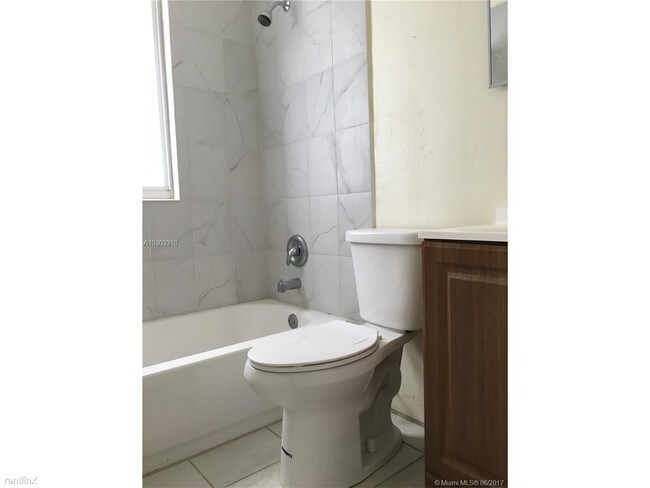 Building Photo - 856 SW 6th St