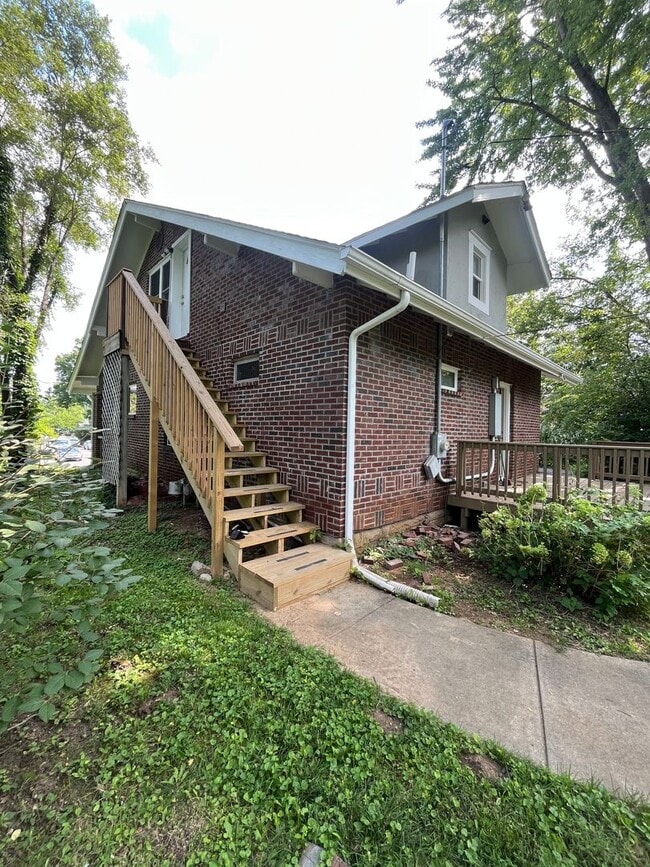 Building Photo - 110 E Hillside Dr