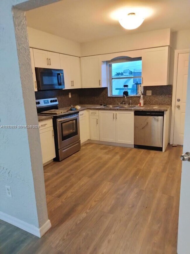 Foto del edificio - 826 SW 5th Ct