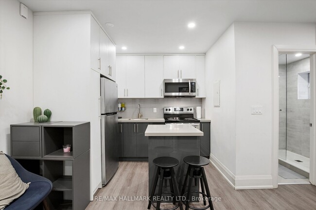 Photo du bâtiment - 595 St Clair Ave W