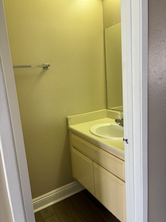 Foto del edificio - 2-Story, 2-Bedroom Condo Available for Rent