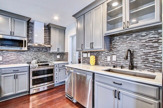 Building Photo - Main Level Living 5 BED + 3.5 Ba in Main House, 1 + 1 in BSMT, 1 + 1 above garage