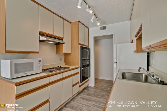 Building Photo - 183 Del Medio Ave