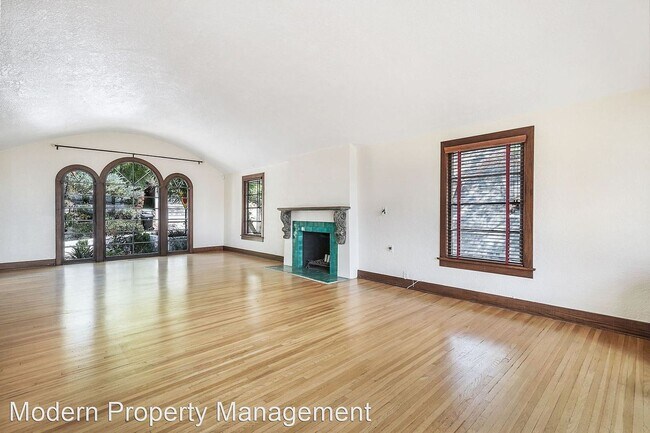 Building Photo - This gorgeous property is in the very desi...