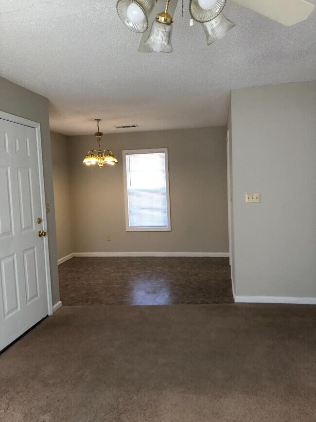 Foto del edificio - 106 Elm Tree Ln