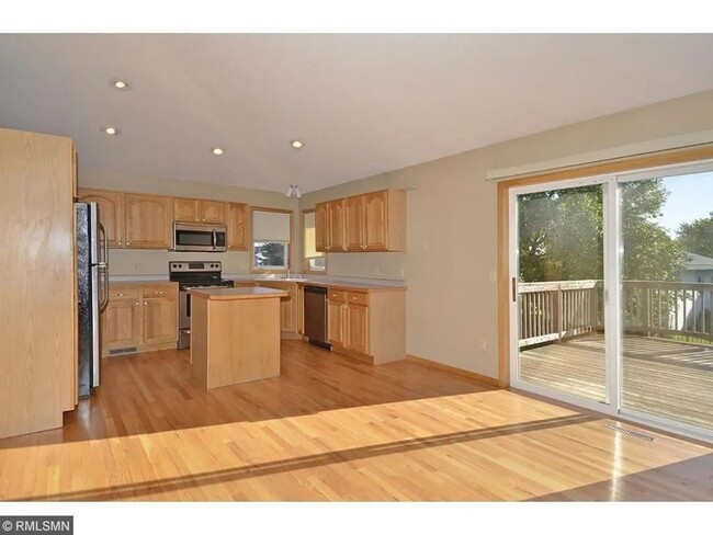 Building Photo - Single Family 3-bedroom 3 Bath Home