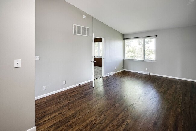 Foto del edificio - Top-Floor 2-Bedroom Apartment with Vaulted Ceilings!