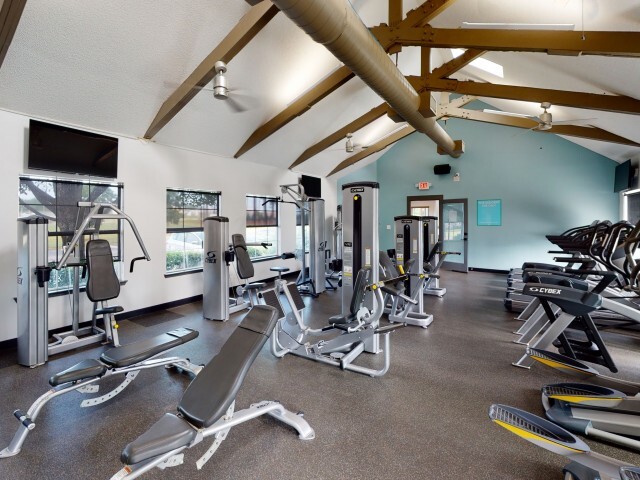 Manténgase activo en nuestro gimnasio moderno y totalmente equipado en The Preserve at Tuscaloosa. - The Preserve at Tuscaloosa