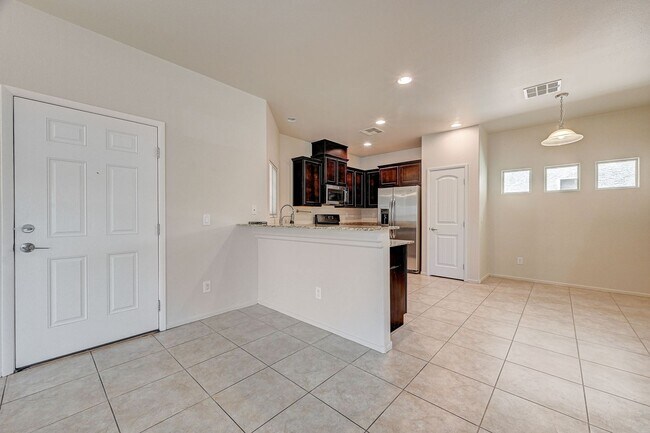 Foto del edificio - Adorable three bedroom in incredible SW location! Solar panels!