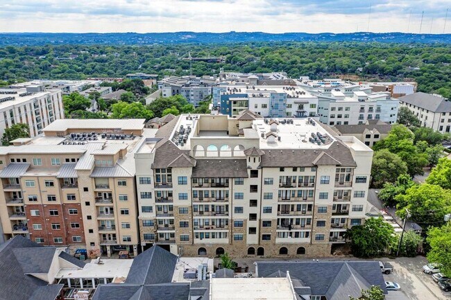 Foto del edificio - Large 3/2 with Rooftop Pool Walking Distance to UT Austin