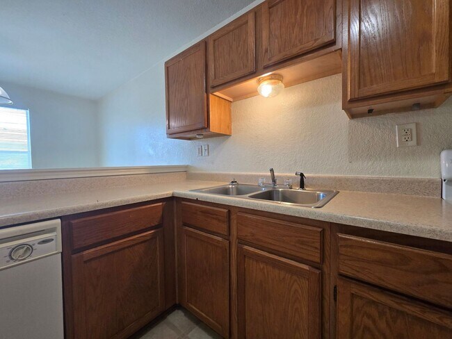 Foto del edificio - AVAILABLE NOW!