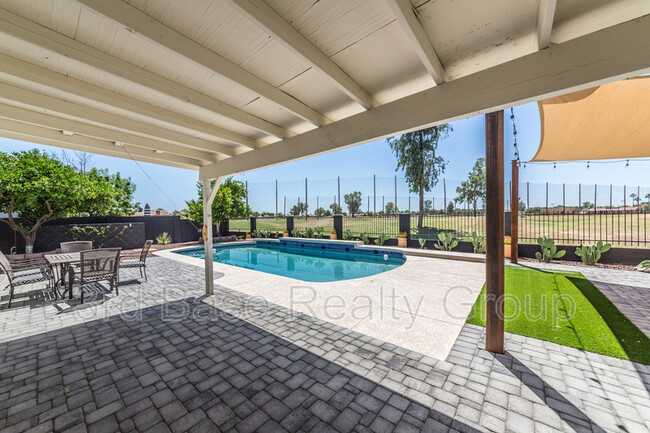 Building Photo - 8719 W Sierra Vista Dr