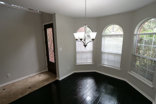 Foto del edificio - 26814 Harwood Heights Dr