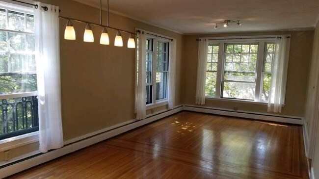 Building Photo - 380 Lloyd Ave
