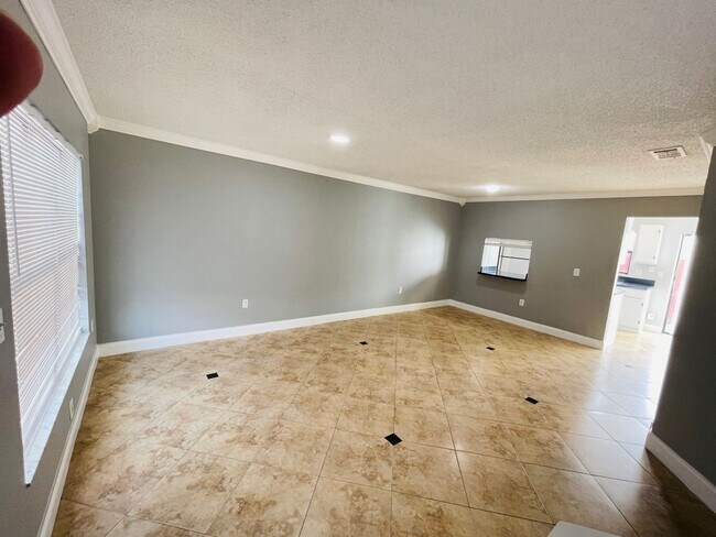 Building Photo - 2/1.5 Condo in East Orlando 6 miles from t...