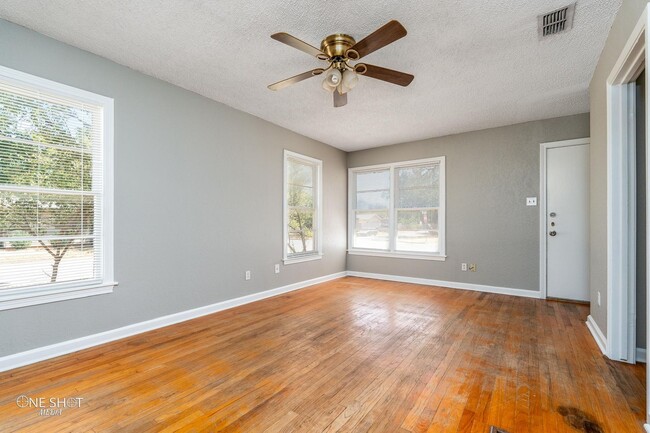 Building Photo - 1002 S San Jose Dr