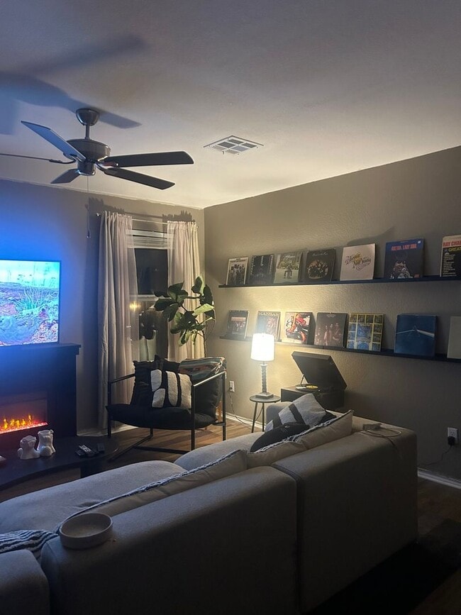 Building Photo - 148 Mica Trl