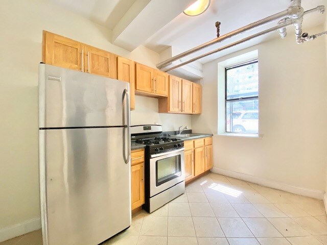 Building Photo - 551 W 190th St