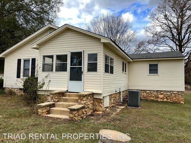 Building Photo - 3 br, 1 bath House - 739 FOXFIRE RD