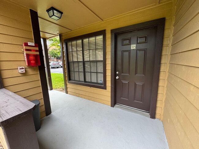 Building Photo - 2/2 Condo in Gated Lakefront Community ~ G...