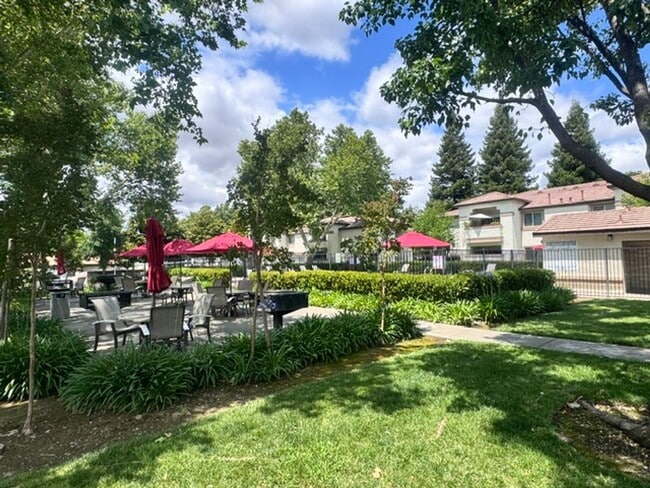 Building Photo - Very Nice 2 Bedroom and 2 Bathroom Apartment $2,425 + $125.00 WSG