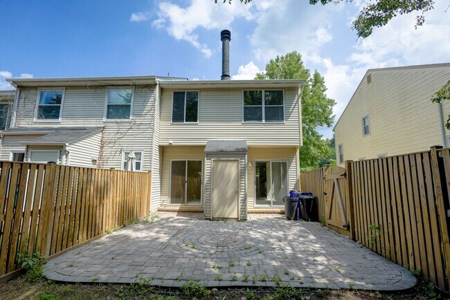 Building Photo - Spacious 2 Bedroom & Den EOG Townhome in E...