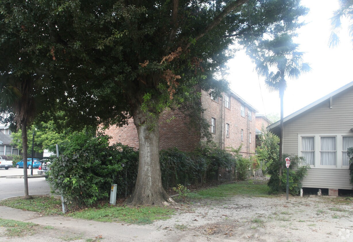 Building Photo - 208 General Gardner Ave