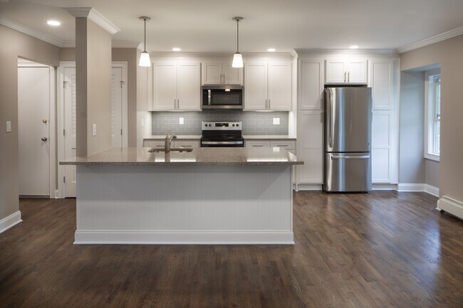 Foto del interior - Westwood Manor: In-Unit Washer & Dryer, Co...