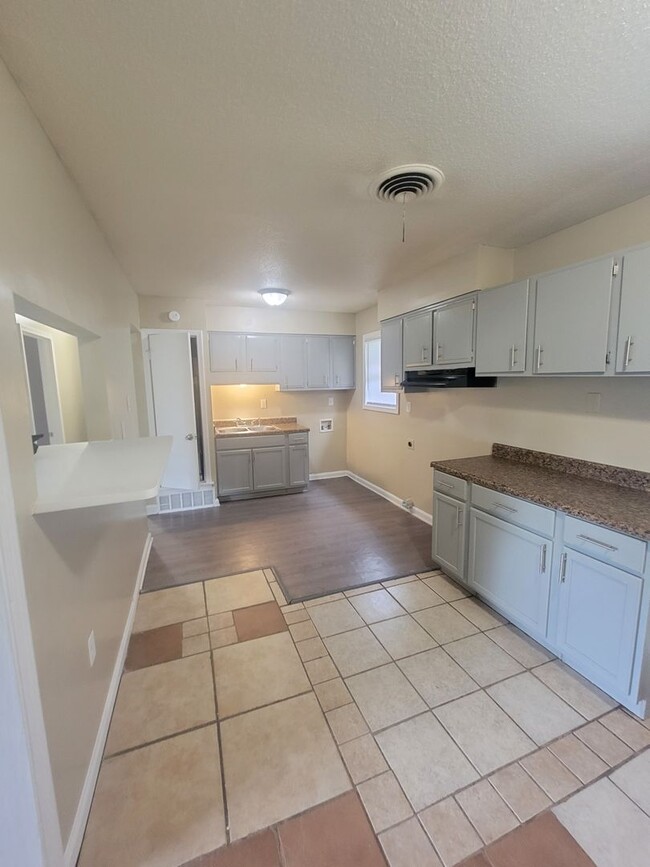 Building Photo - 4 Success is offering this 3 bedroom 1 bat...